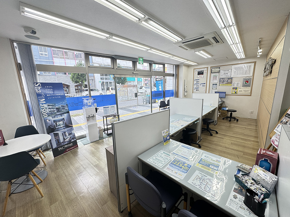 店内カウンターは仕切りで区切られているので、安心してご相談いただけます。