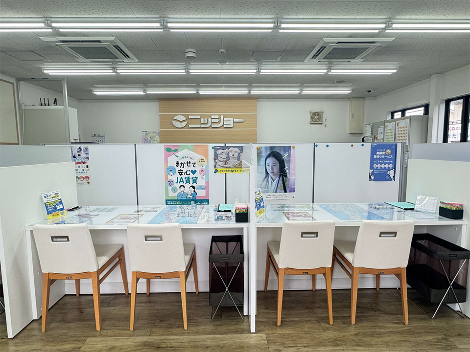 店内カウンターは仕切りで区切られているので、安心してご相談いただけます。