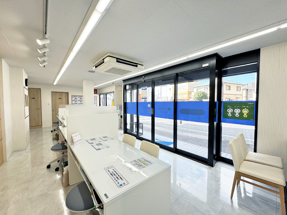 店内カウンターは仕切りで区切られているので、安心してご相談いただけます。