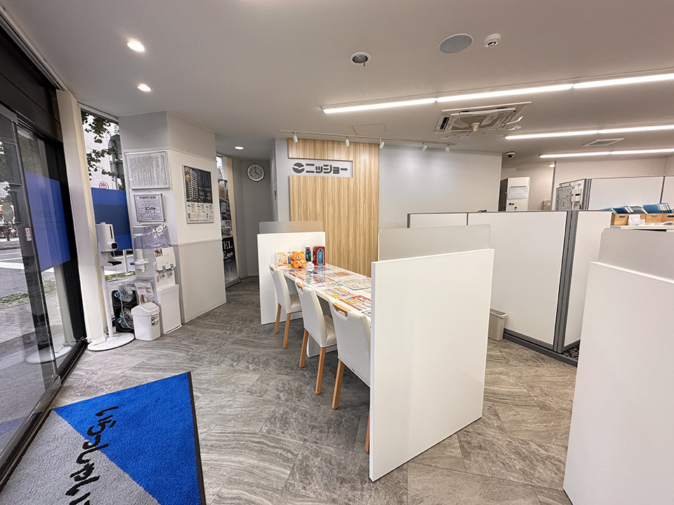 店内カウンターは仕切りで区切られているので、安心してご相談いただけます。