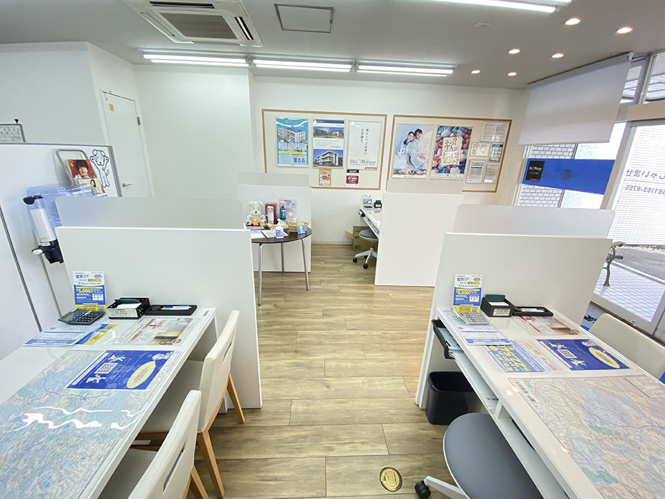 店内カウンターは仕切りで区切られているので、安心してご相談いただけます。