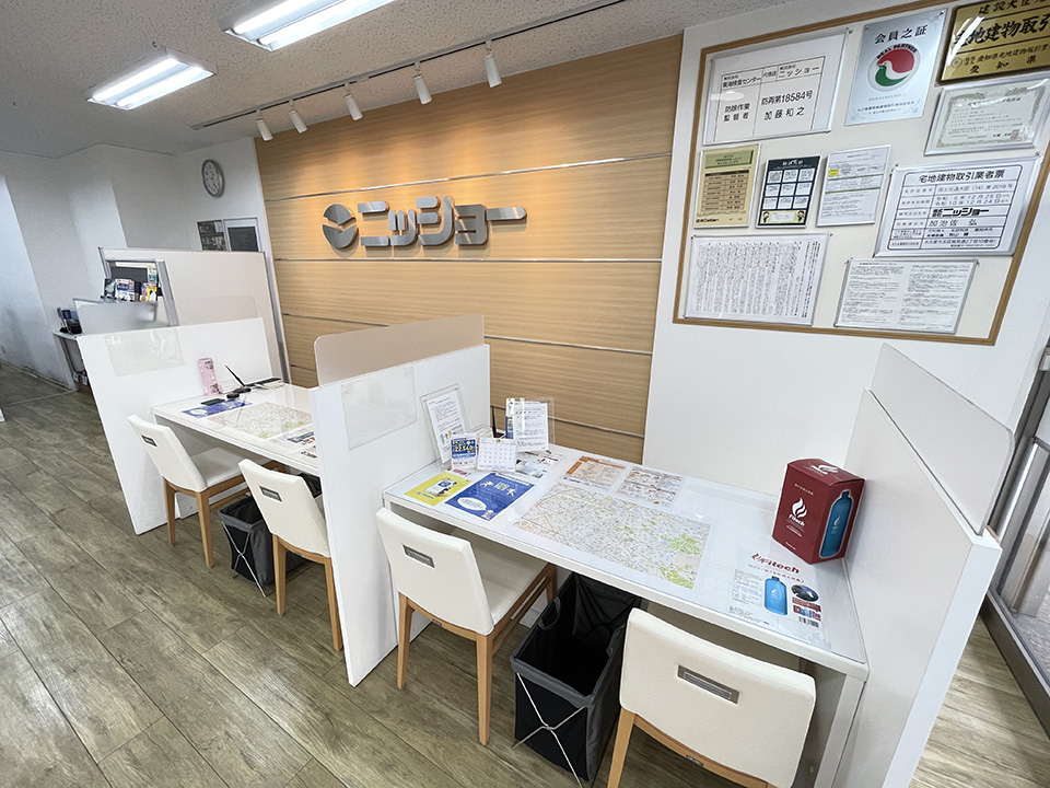 店内カウンターは仕切りで区切られているので、安心してご相談いただけます。