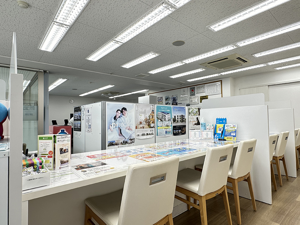 店内カウンターは仕切りで区切られているので、安心してご相談いただけます。