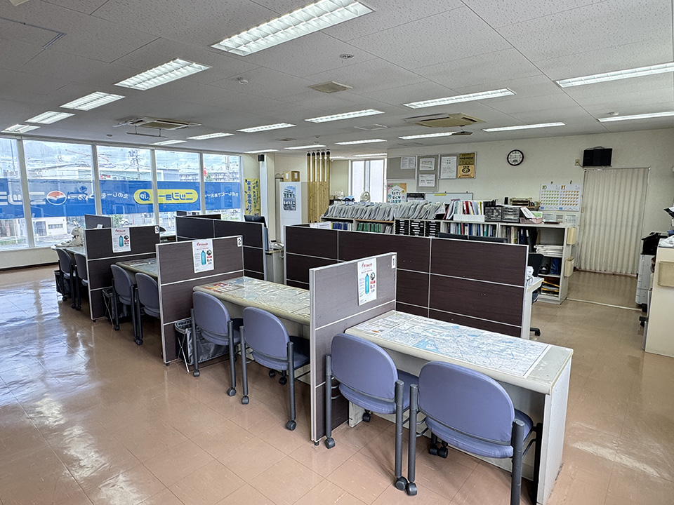 店内カウンターは仕切りで区切られているので、安心してご相談いただけます。