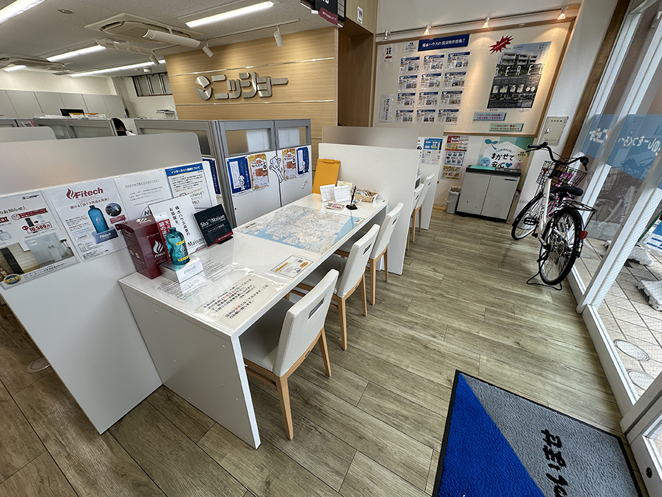 店内カウンターは仕切りで区切られているので、安心してご相談いただけます。