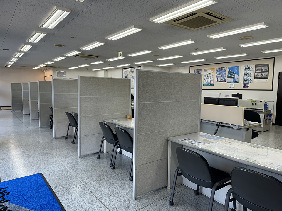 店内カウンターは仕切りで区切られているので、安心してご相談いただけます。