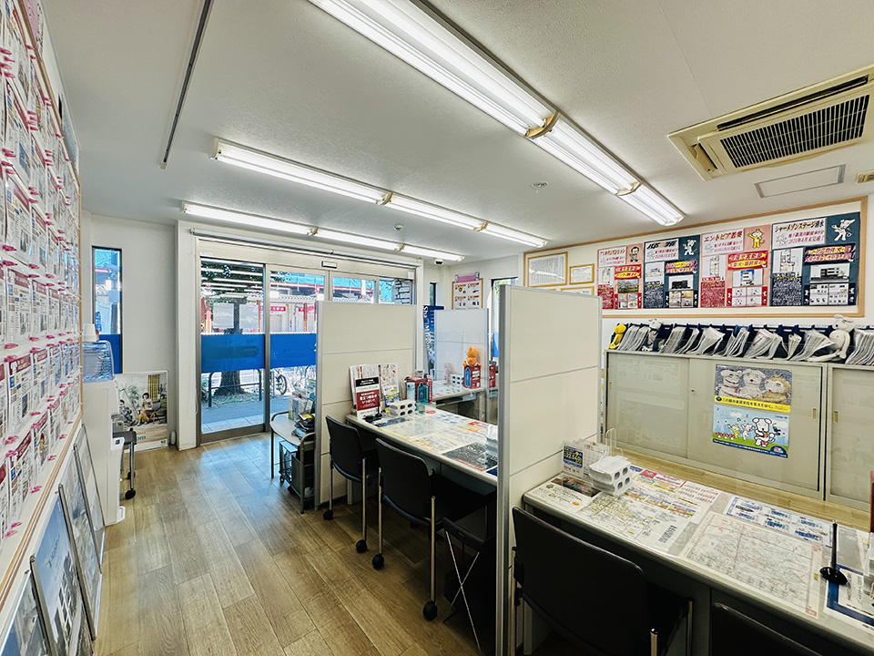 店内カウンターは仕切りで区切られているので、安心してご相談いただけます。