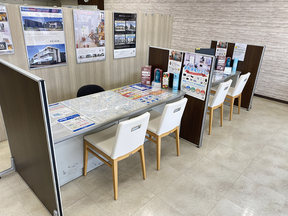 店内カウンターは仕切りで区切られているので、安心してご相談いただけます。