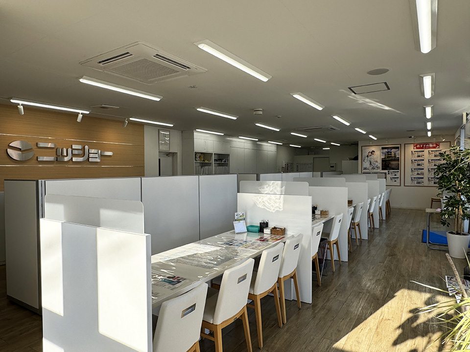 店内カウンターは仕切りで区切られているので、安心してご相談いただけます。