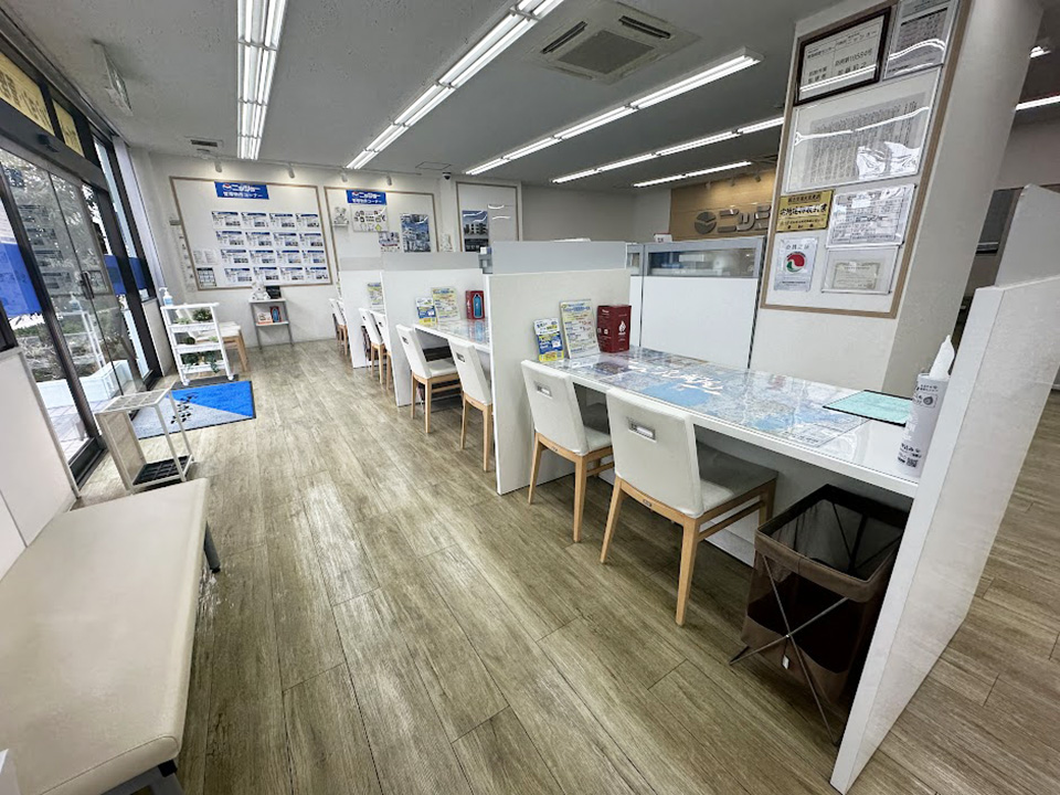 店内カウンターは仕切りで区切られているので、安心してご相談いただけます。