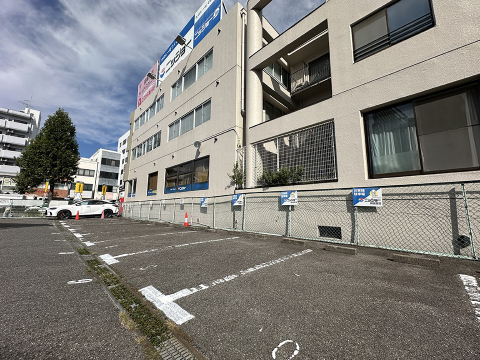 店舗南側にお客様用駐車場（No.7～No.10）がございます。お車でお越しの際はご利用ください。