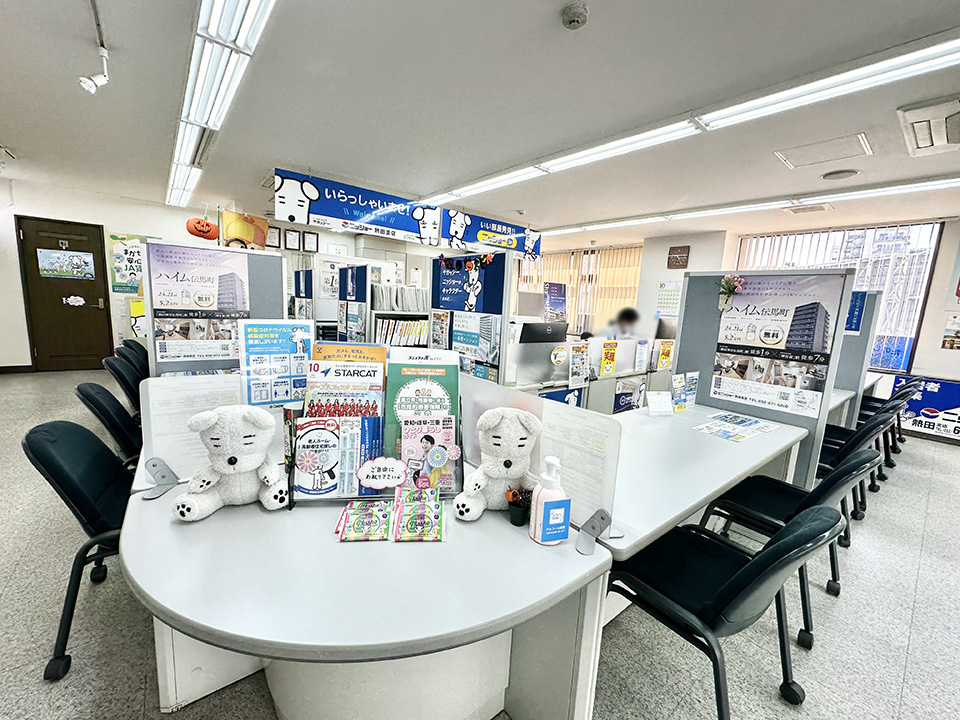 店内カウンターは仕切りで区切られているので、安心してご相談いただけます。