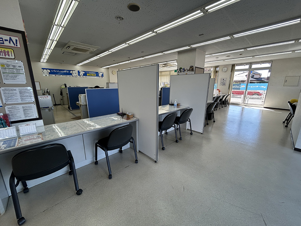 店内カウンターは仕切りで区切られているので、安心してご相談いただけます。