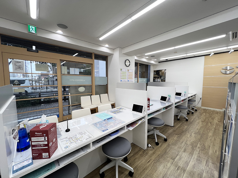 店内カウンターは仕切りで区切られているので、安心してご相談いただけます。