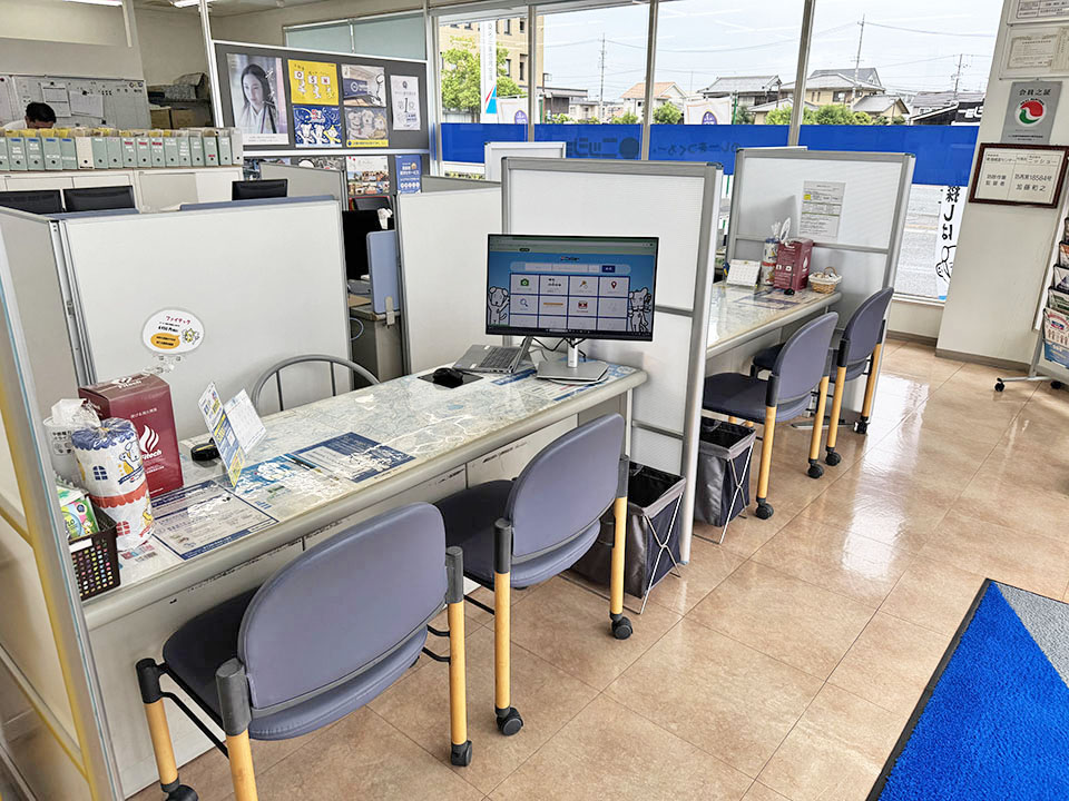 店内カウンターは仕切りで区切られているので、安心してご相談いただけます。