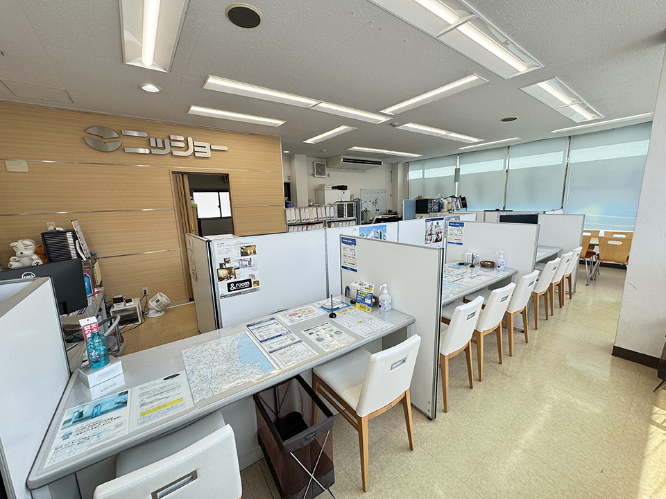 店内カウンターは仕切りで区切られているので、安心してご相談いただけます。