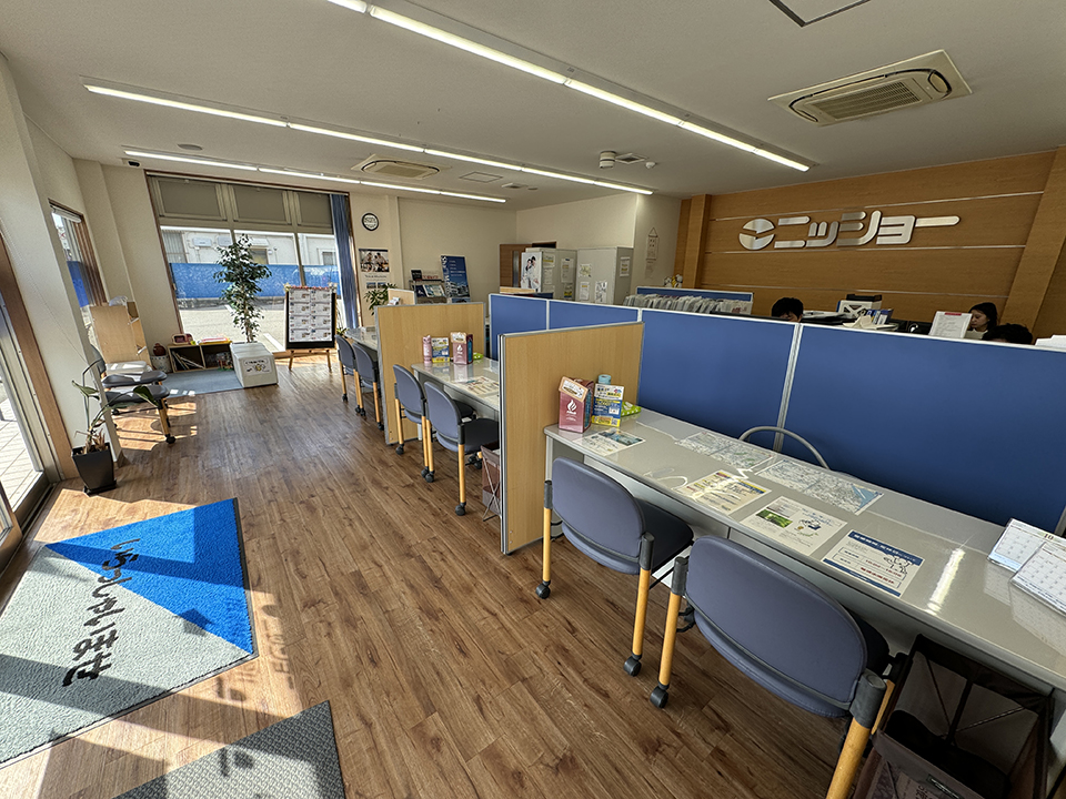 店内カウンターは仕切りで区切られているので、安心してご相談いただけます。