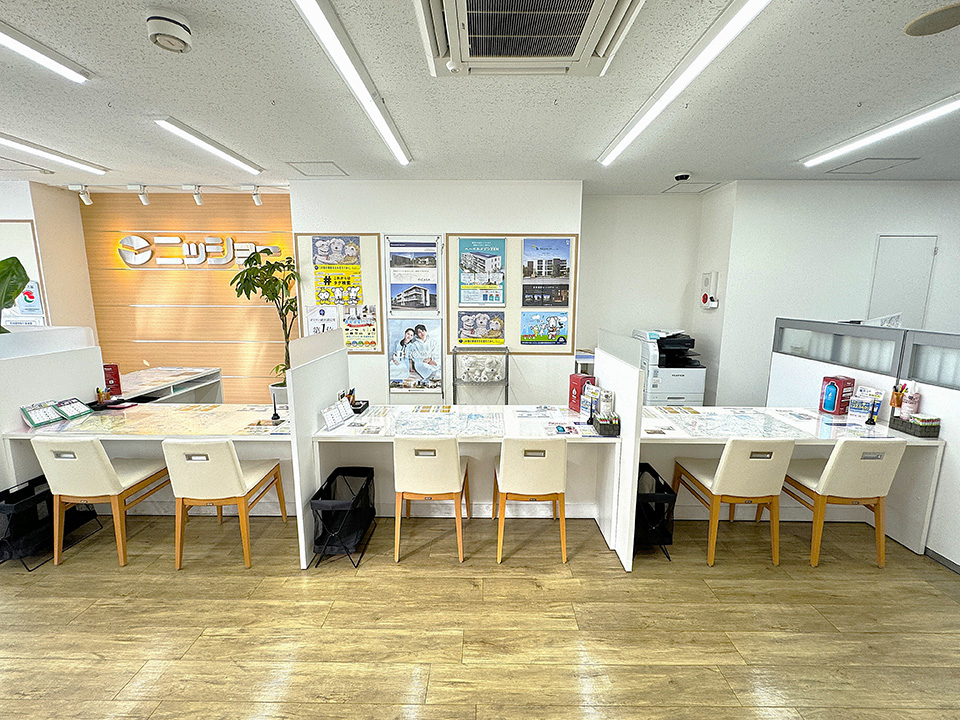 店内カウンターは仕切りで区切られているので、安心してご相談いただけます。