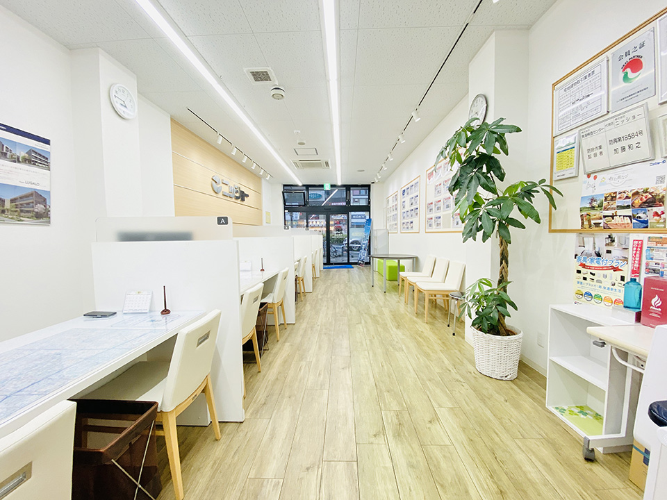 店内カウンターは仕切りで区切られているので、安心してご相談いただけます。