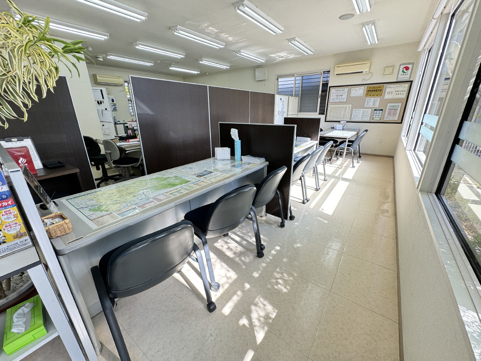 開放的な店内でお部屋探しを全力でサポートさせていただきます。