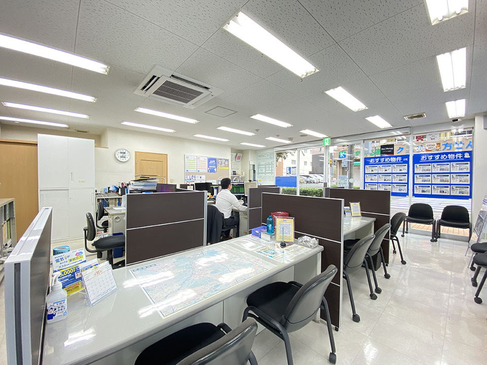 店内カウンターは仕切りで区切られているので、安心してご相談いただけます。