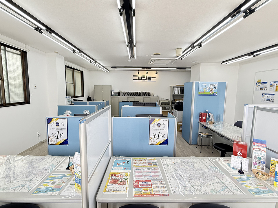 店内カウンターは仕切りで区切られているので、安心してご相談いただけます。