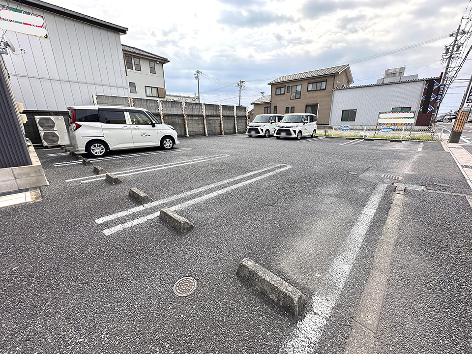 お客様専用駐車場もございます。詳しくはご案内図をご覧ください。