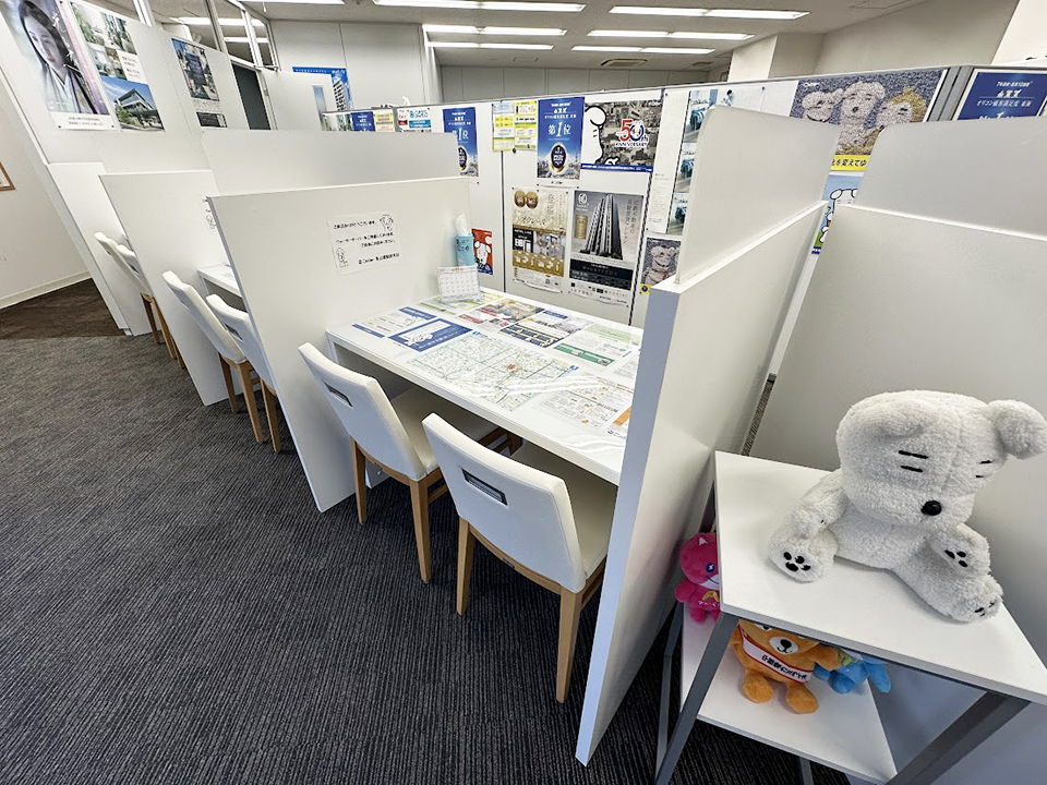 店内カウンターは仕切りで区切られているので、安心してご相談いただけます。