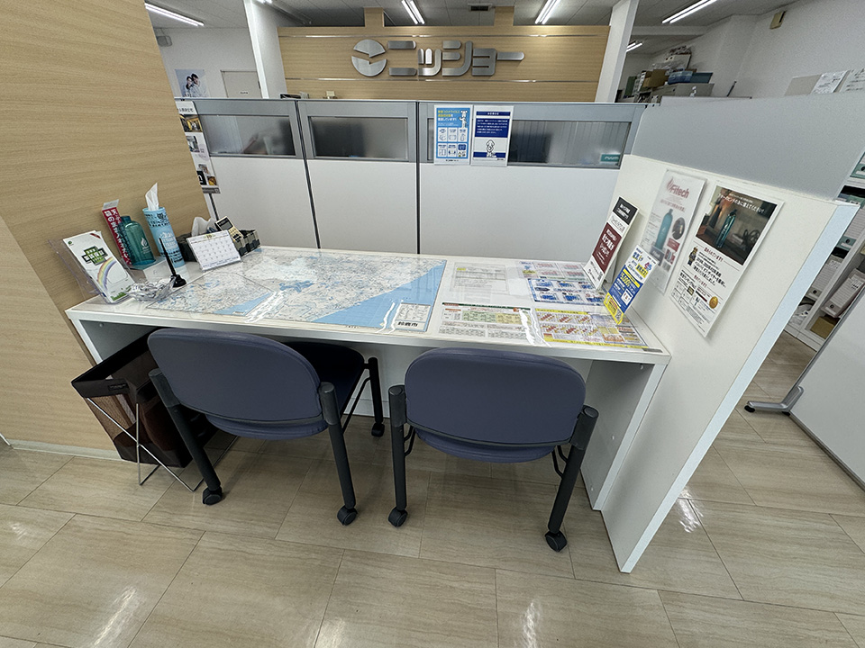 店内カウンターは仕切りで区切られているので、安心してご相談いただけます。