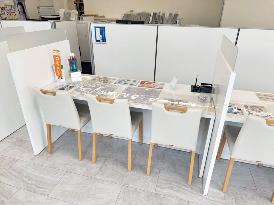 店内カウンターは仕切りで区切られているので、安心してご相談いただけます。