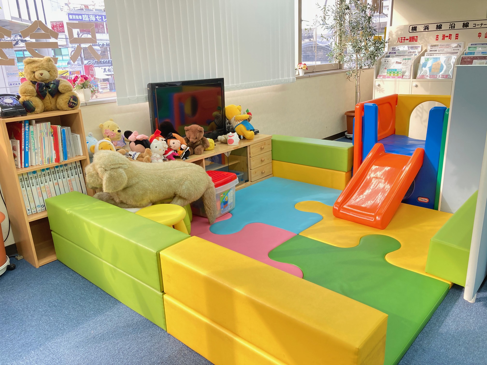 キッズルームやアクアリウムなど、小さなお子様のいらっしゃるご家庭でも安心してご利用いただけます♪（駐車場完備）