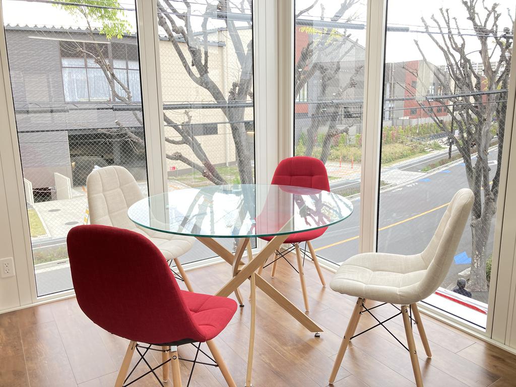 店内はカフェのような木目調の空間デザイン。プライバシーを考慮した個室のご用意もございます。