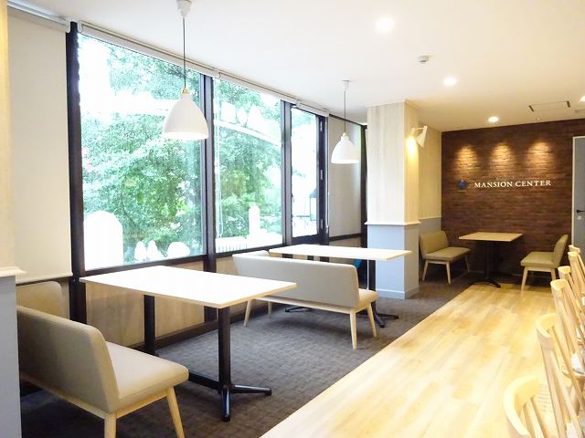 落ち着いた環境とオープンなカフェ風の店舗でお部屋探しをサポートします！