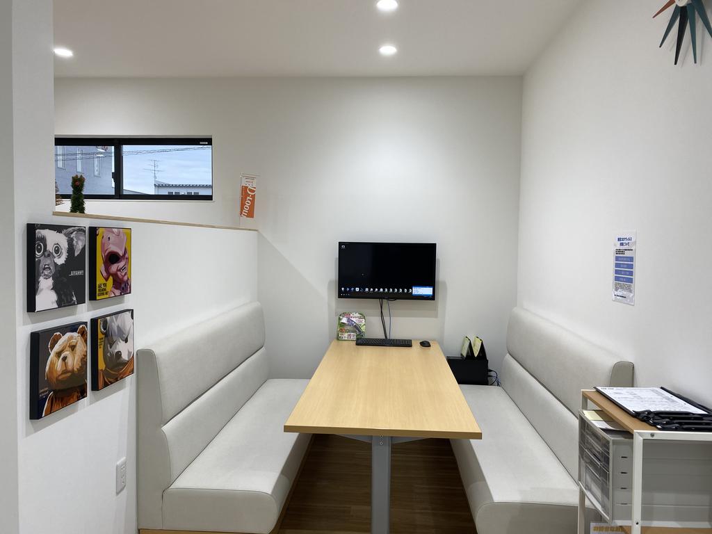 ファミレスタイプの接客ブースとなっており、後ろからの視線が気になりません！