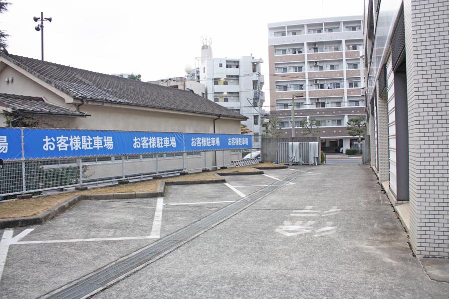 岩屋橋電停徒歩1分、来客用駐車場も完備！