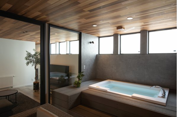 フェザーホーム|サウナ・全天候型アウトドアリビングが体感できるリゾート住宅｜菊水モデルハウス3