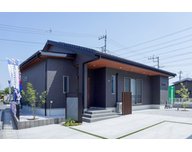 【伊勢崎モデルハウス】2階スペースと吹き抜けを併設した、平屋のような2階建ての住まい