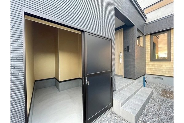 【苫小牧｜TOUMEI】家族だけのプライベート空間「中庭」でゆったりくつろぐ、高天井の平屋モデルハウス3
