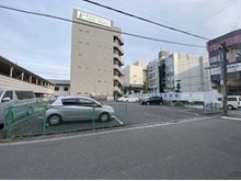 お車でお越しの方は、当店隣接の専用駐車場をご利用ください。