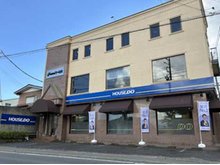 赤富士通り沿い。駐車場はお店の前に5台。裏にもございます。