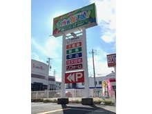 緑色の看板が目印!スタジオアリスさんの真横に駐車場完備!お気軽にご来店くださいませ(^^♪