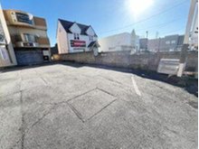 駐車場はすべてお客様専用駐車場となっておりますので空いているスペースに駐車ください。