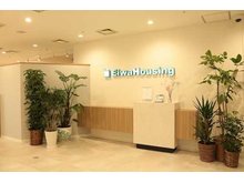 都島住宅京橋ビルの10階にある当社は、魅力的な住宅情報が満載!しかも、お子様連れでも安心してご来店いただけるキッズスペースも完備しています。ご家族でのお越しも大歓迎です。ぜひ、お気軽にご来店ください。