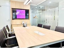 当社の応接室は、最大6名様までご利用いただける広々とした空間をご用意しています。落ち着いた雰囲気の中で、お客様にプライバシーが守られた環境でゆっくりとお話しいただけます。