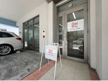 駐車場は2台分ございます!遠方からお越しの方は事前予約を頂ければ、那覇空港や指定の駅までお迎えに行きますので、遠慮なくお申しつけください!