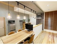 山田建築店｜無垢の木材の質感と様々な造作家具を体感可能なニューショールームの画像