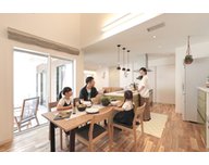 【高崎市栄町】テラスを囲うようにLDKを設計した家族みんなが暮らしを楽しむセミコートハウスの画像